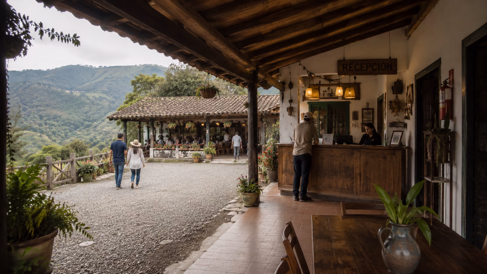 Recepción de un hotel rural con huéspedes caminando hacia las habitaciones